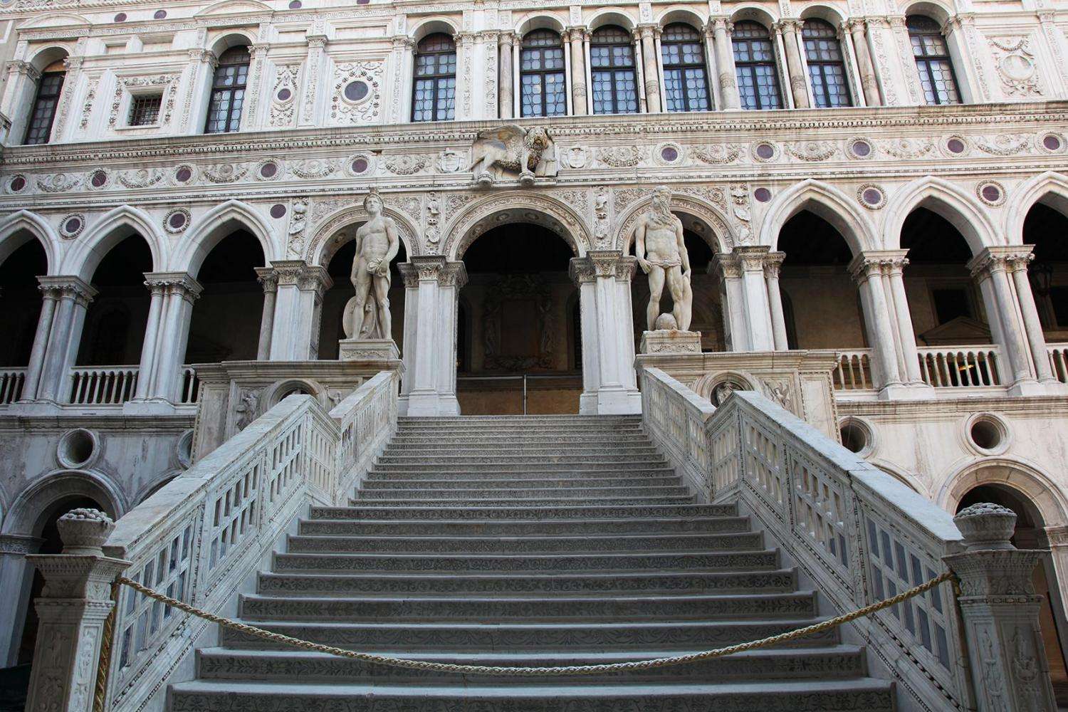 Palacio Ducal y San Marcos en español