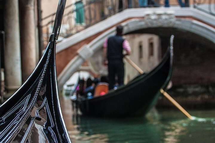Paseo en góndola por los canales de Venecia