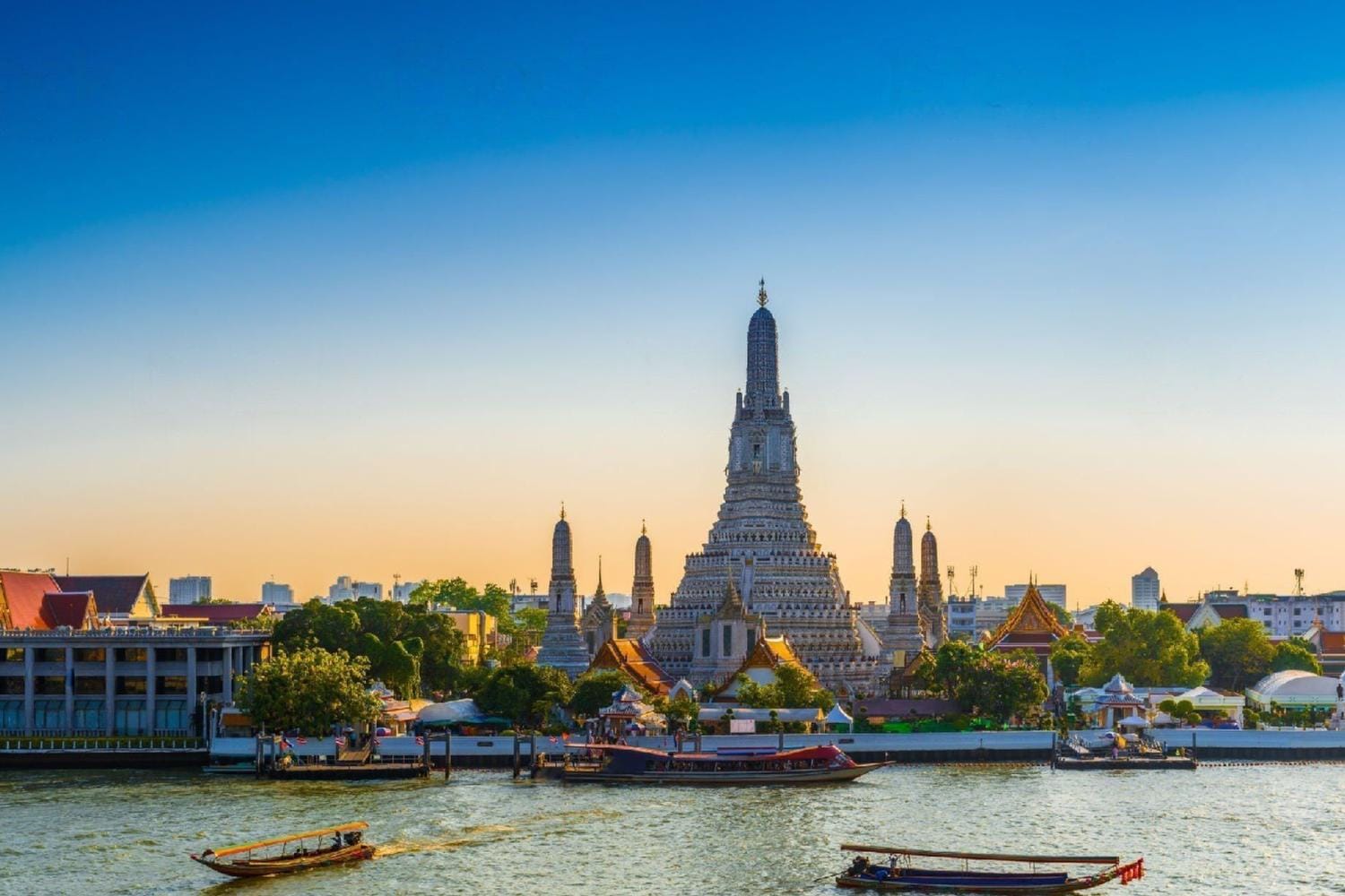 Bangkok: templos y barco de cola larga