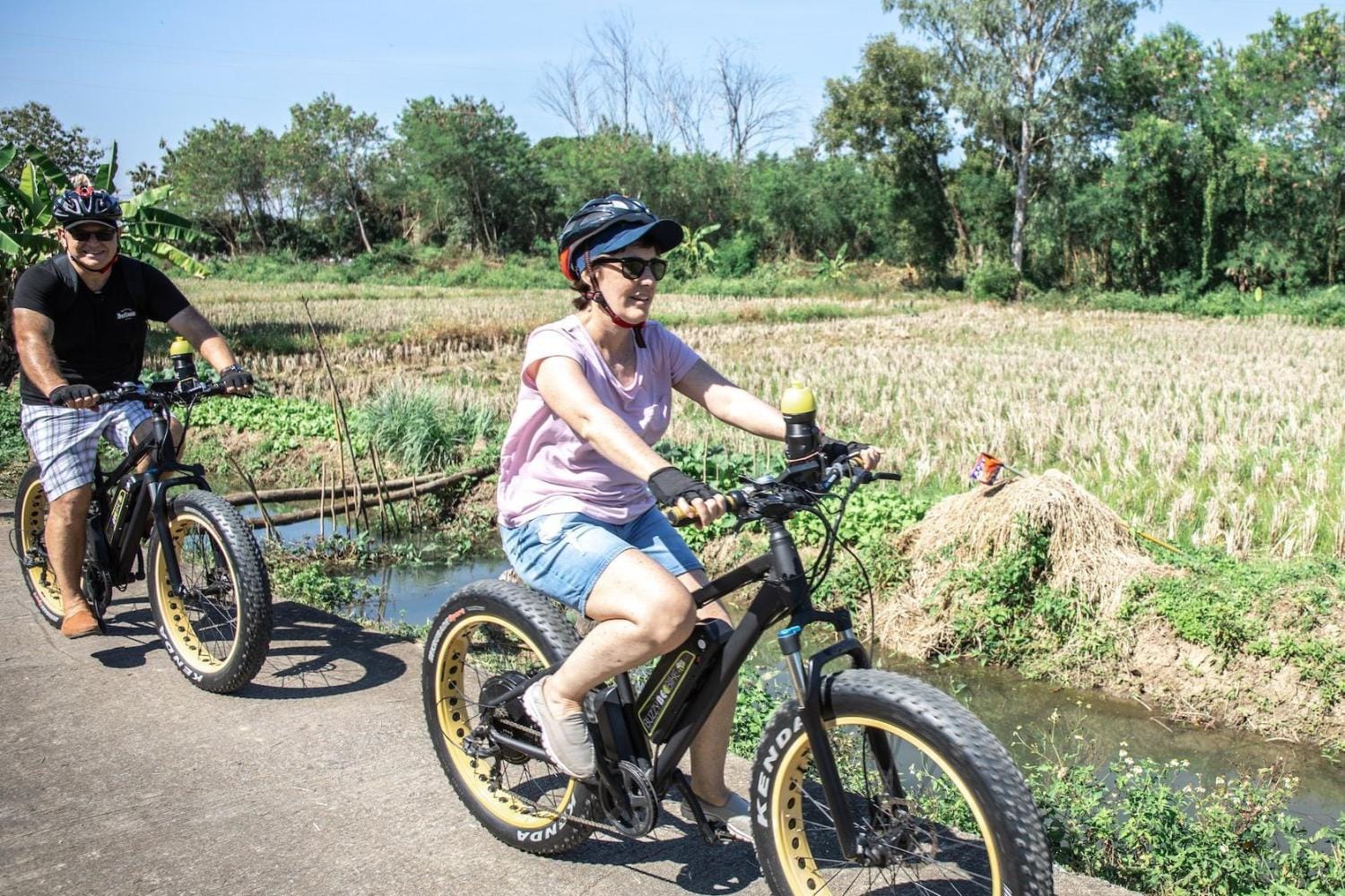 Aventura en el campo en fatbike eléctrica