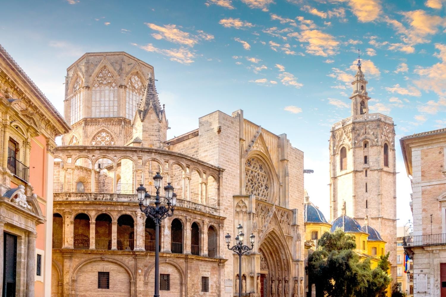 Catedral y Santo Grial sin colas