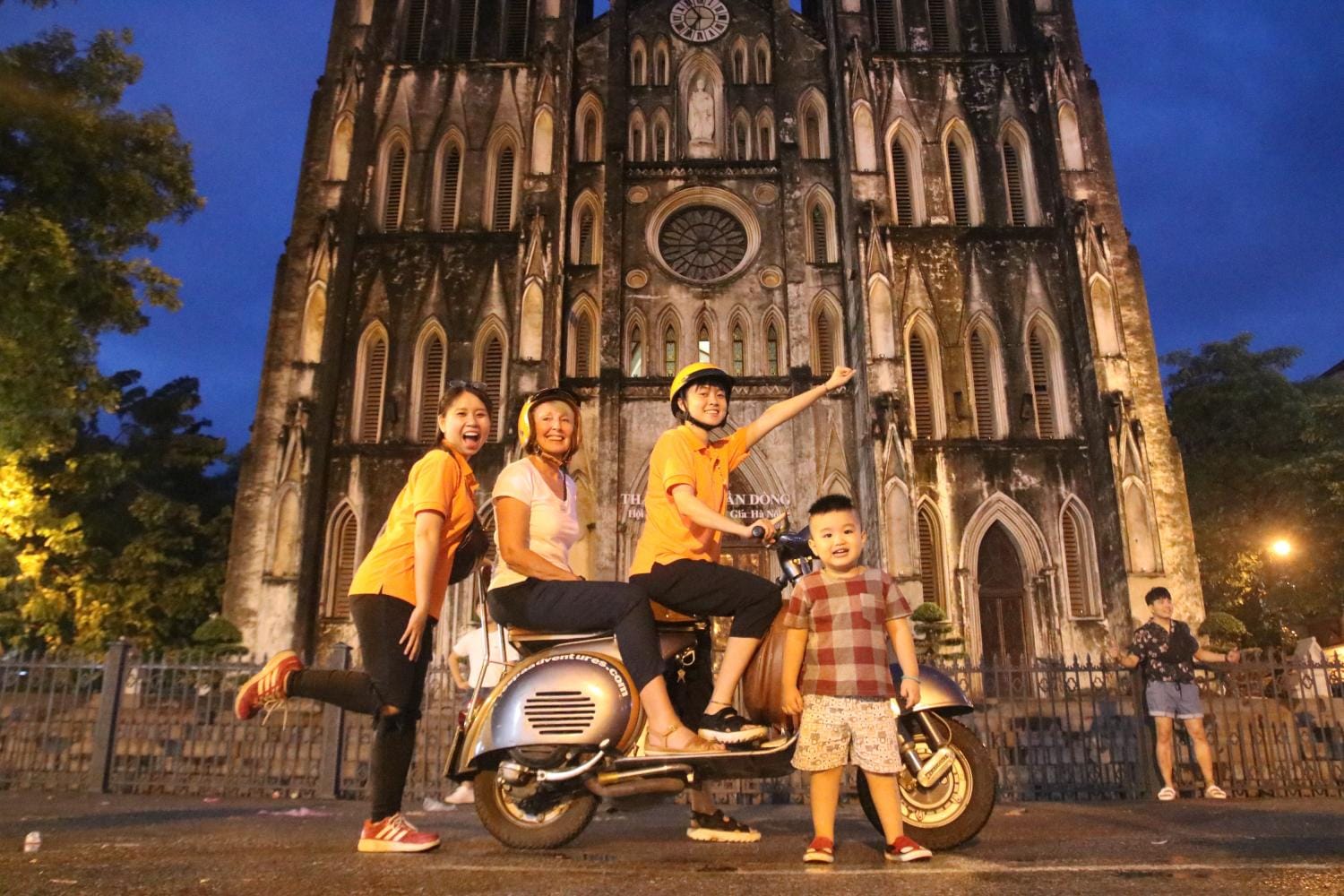 Hanoi de noche en Vespa: grupo reducido