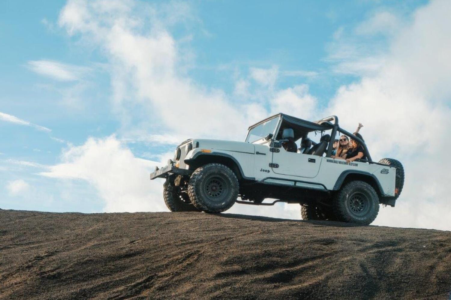 Jeep al amanecer en el monte Batur