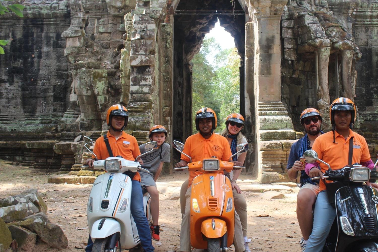 Angkor lejos de las multitudes en Vespa