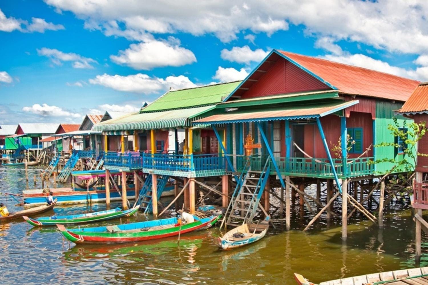 Pueblo flotante y barco al atardecer