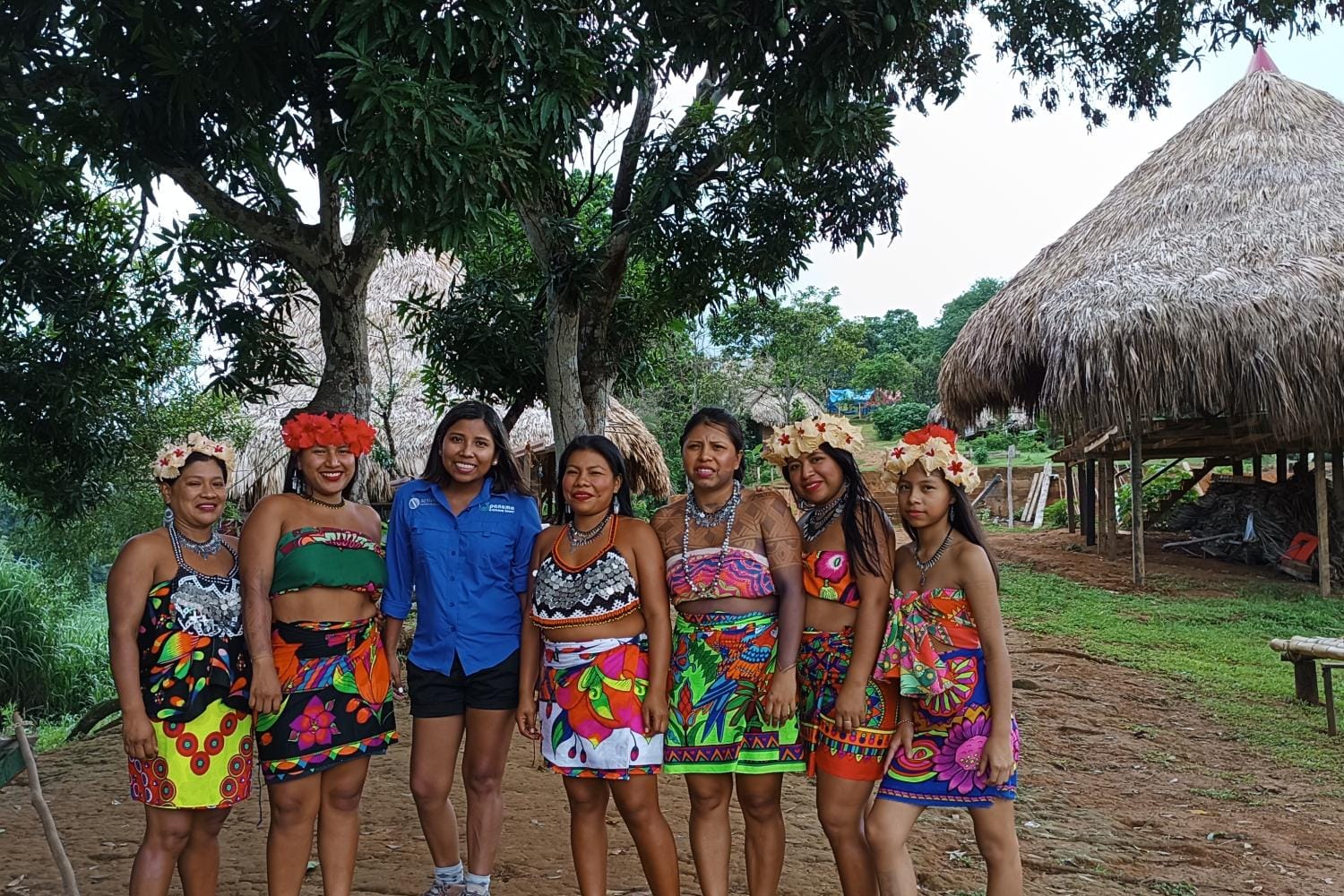 Cultura Emberá: canoa y cascadas