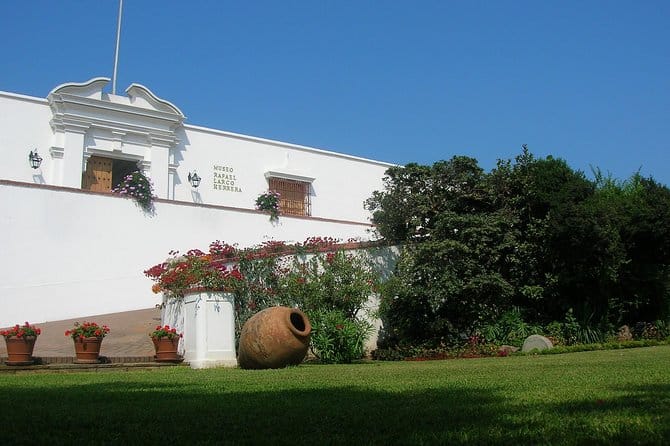Noche: Museo Larco, pisco y Circuito Mágico