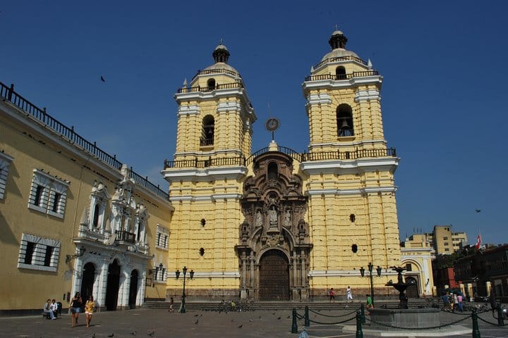 Iglesias, casonas y balcones de Lima