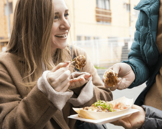 Comida callejera en Shinsekai de día