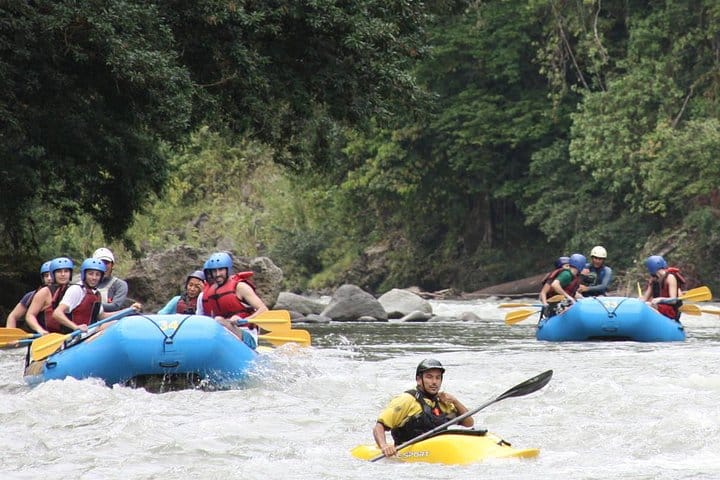 Rafting en aguas bravas en el Reventazón