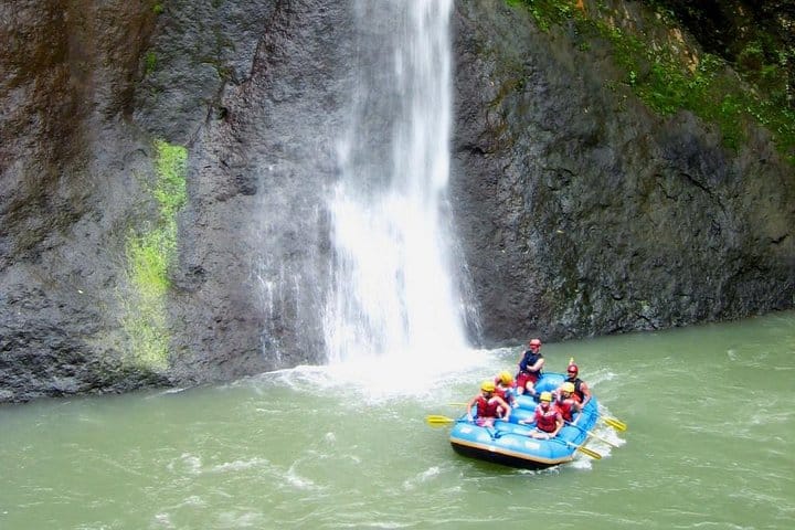 Rafting en aguas bravas en el río Pacuare