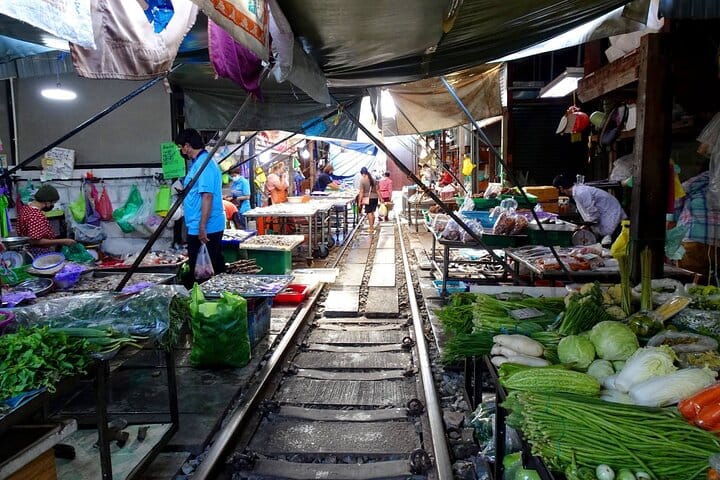 Mercado del tren Maeklong con almuerzo