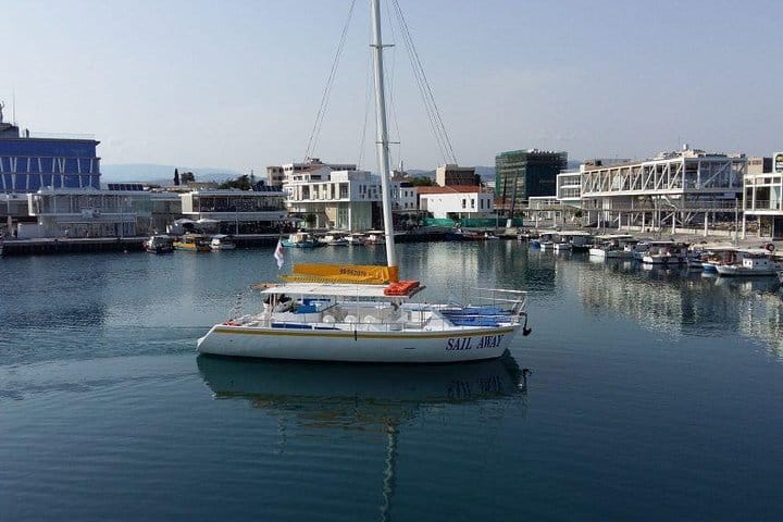 Catamarán familiar con almuerzo en Limassol