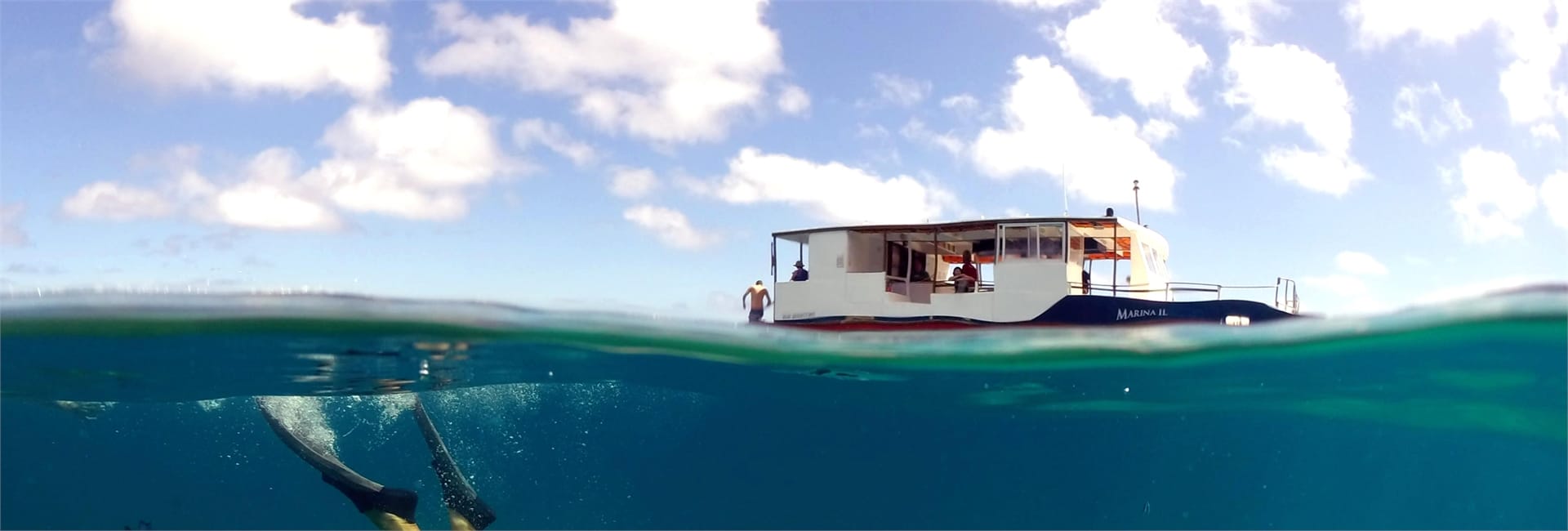 Barco por Fernando de Noronha