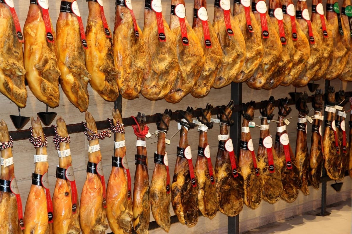 Trevélez y fábrica de secado de jamones