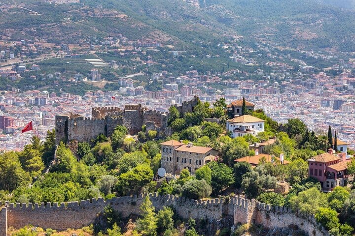 Castillo y cuevas de Alanya en verano