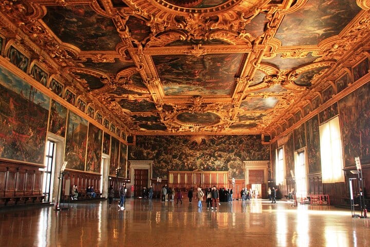 Palacio Ducal en grupo pequeño