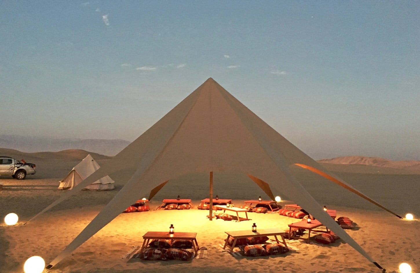 Cena en el desierto de Ica