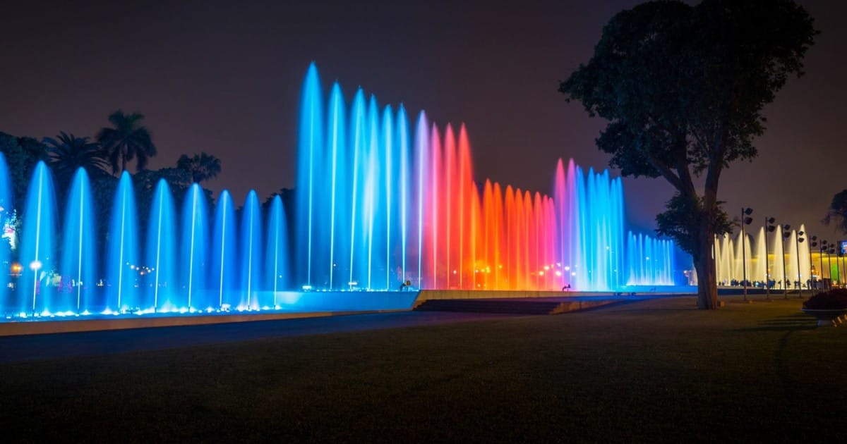 Espectáculo de agua iluminada en Lima