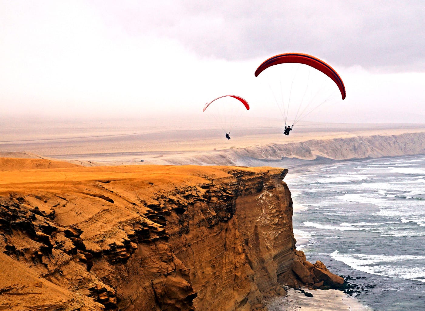 Parapente sobre la Reserva de Paracas
