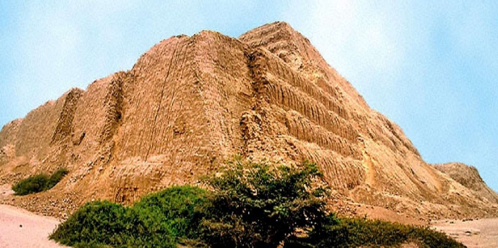Pirámides de Túcume y bosque de Pómac