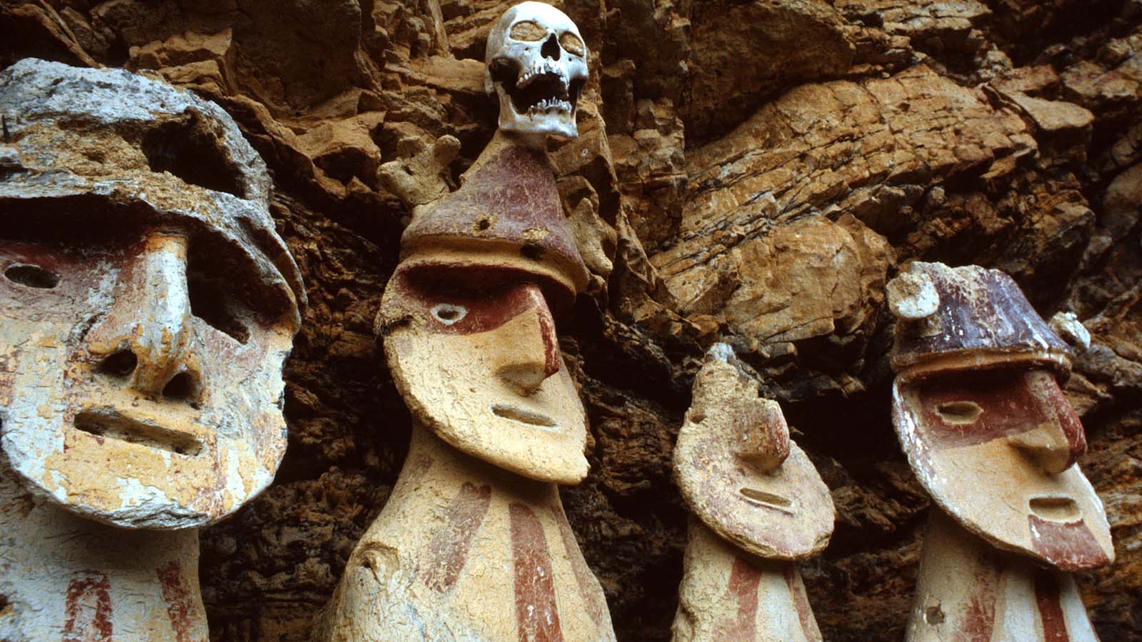 Sarcófagos de Karajía y cuevas de Quiocta