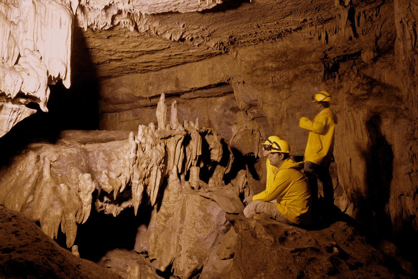 Explorando la cueva de Palestina