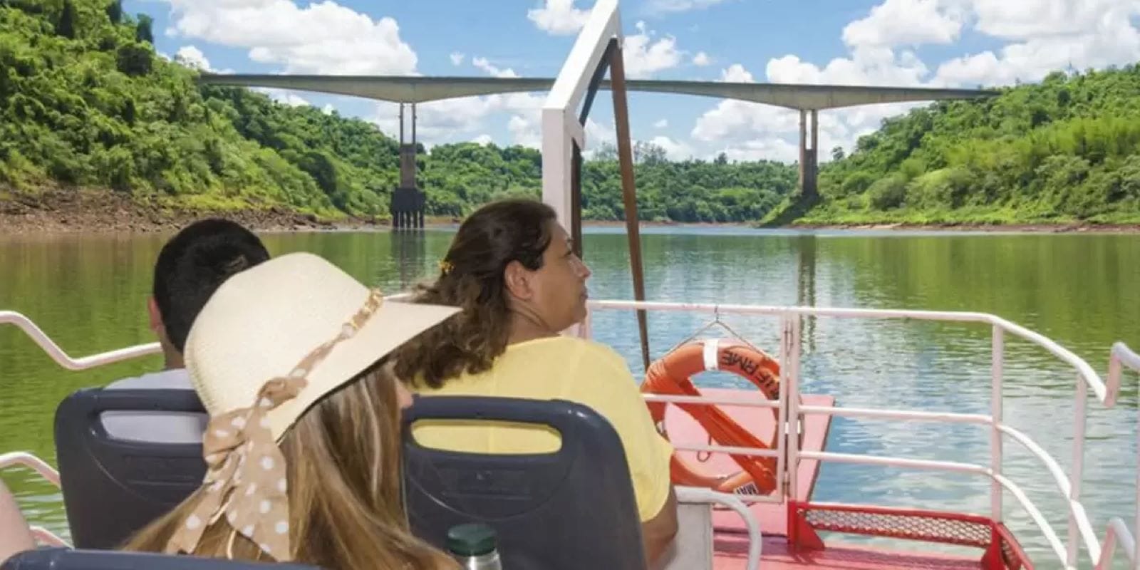 Puerto Iguazú: navegación por tres fronteras