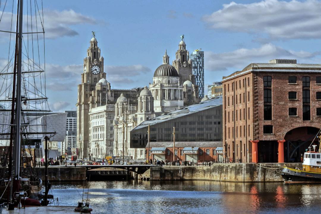 Liverpool en tren con visita al estadio