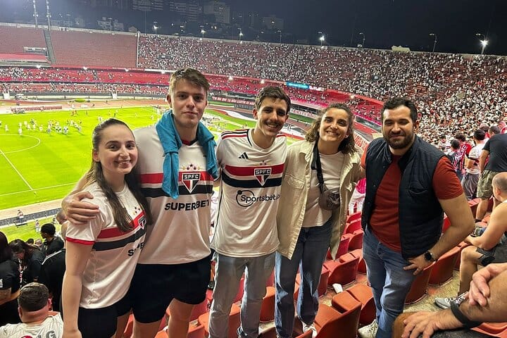 Partido de fútbol con locales en São Paulo