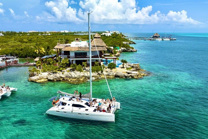 Catamarã a Isla Mujeres com snorkel e almoço