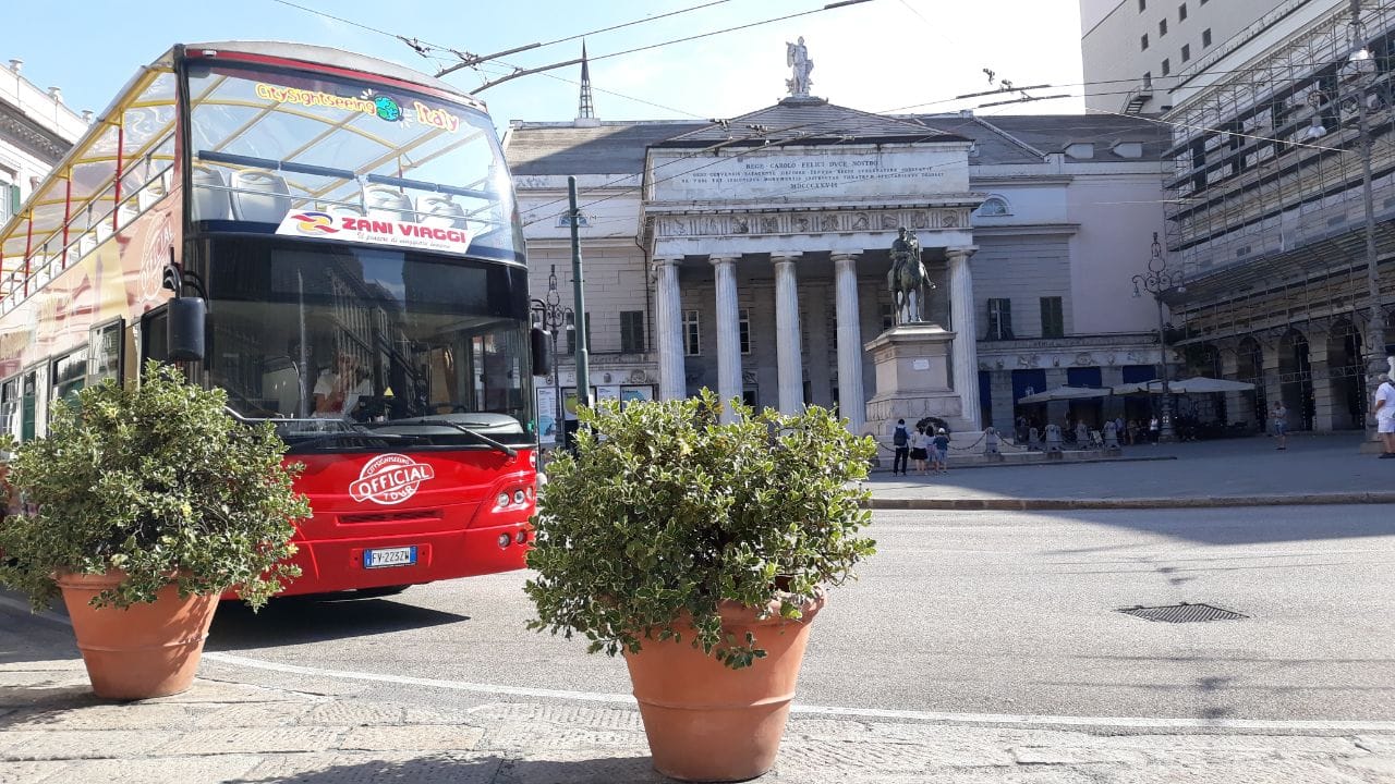 Génova en bus descapotable con guía en vivo