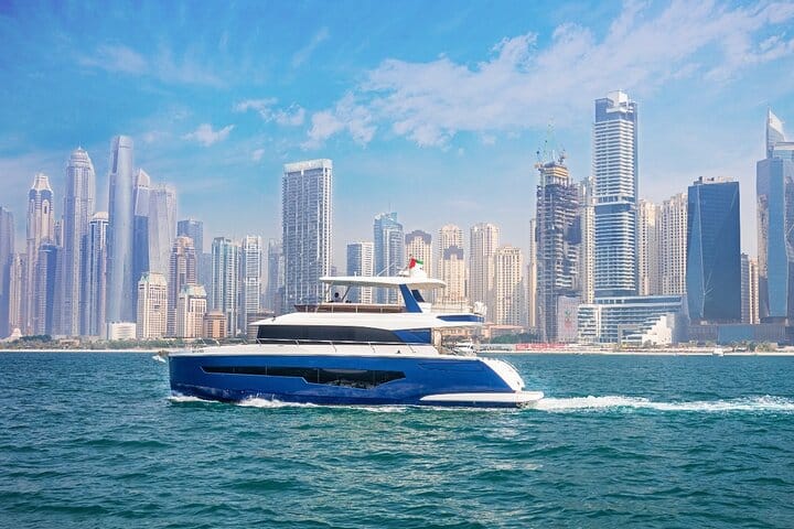 Yate por Dubai Marina con barbacoa