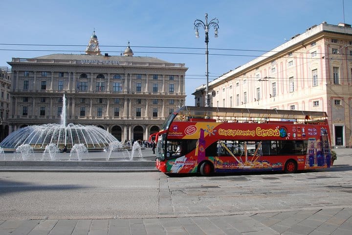 Bus turístico por la ciudad de Génova