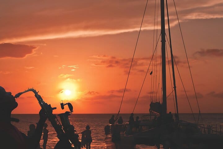 Catamarán al atardecer con barra libre