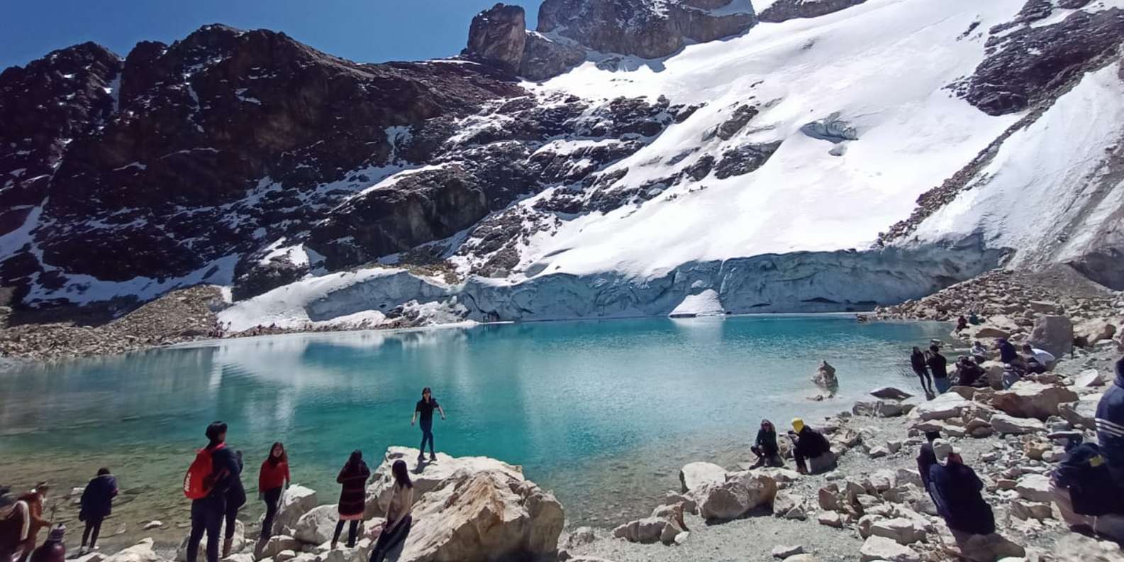 Laguna Charquini: espejo turquesa