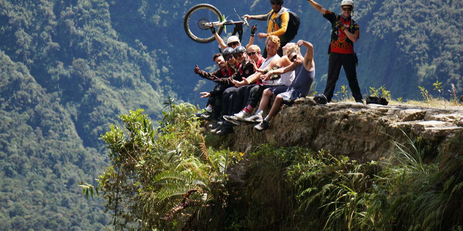 Bici por la ruta más peligrosa del mundo