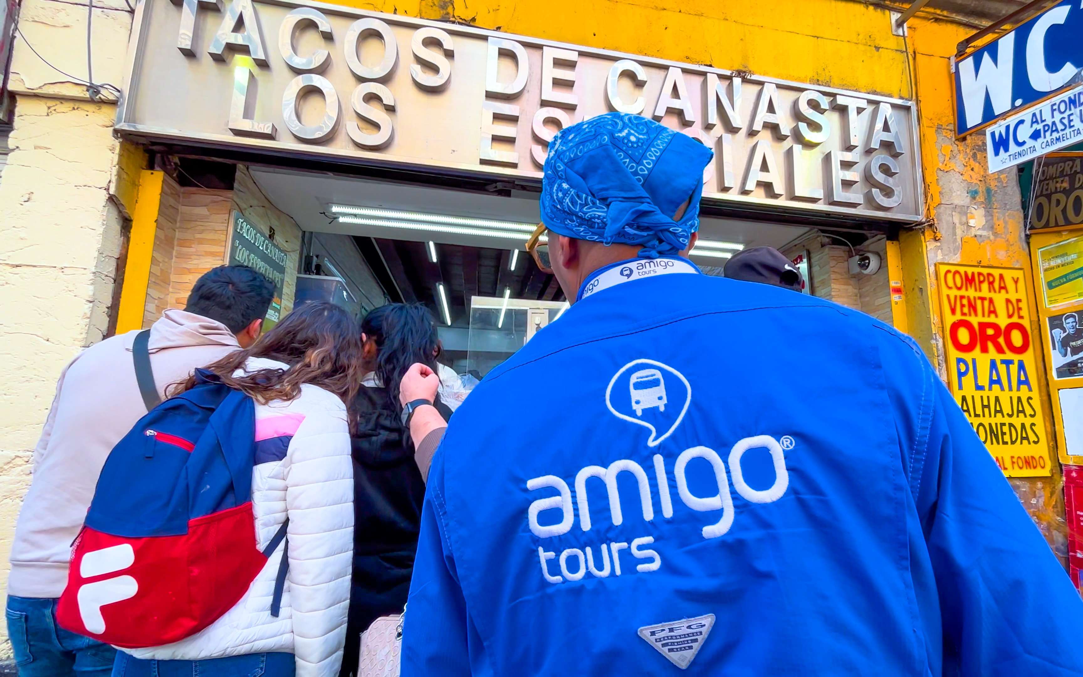 Tacos y mercados locales a pie
