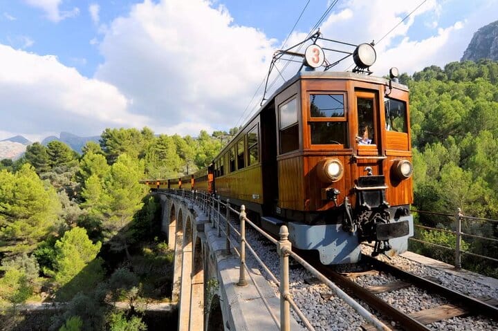 Tour en tren, tranvía y barco por Mallorca