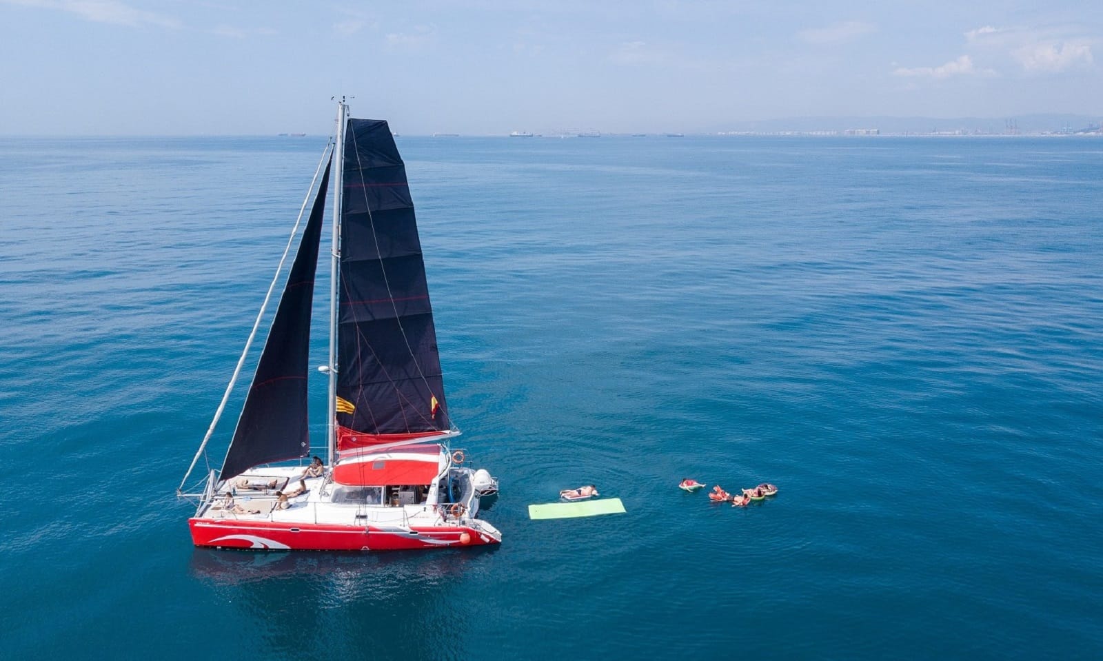 Catamarã exclusivo com tapas e bebida