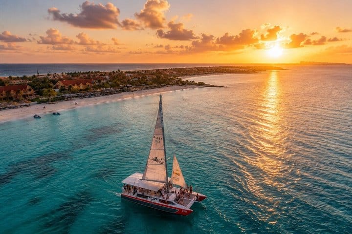 Catamarán al atardecer con barra libre