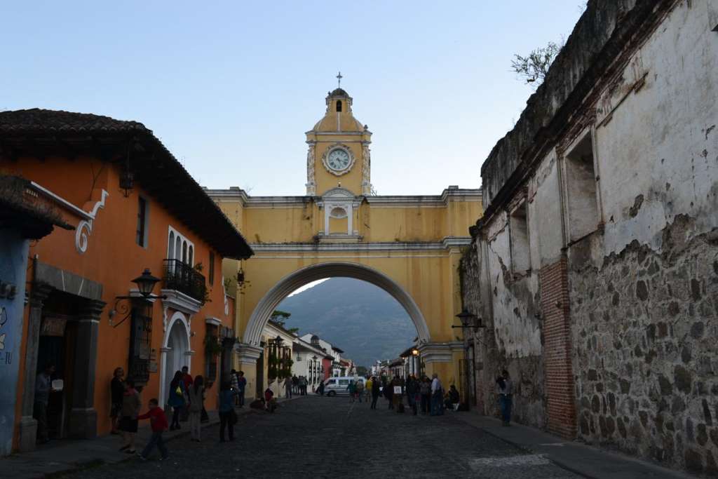 2 en 1: Antigua colonial y Guatemala moderna