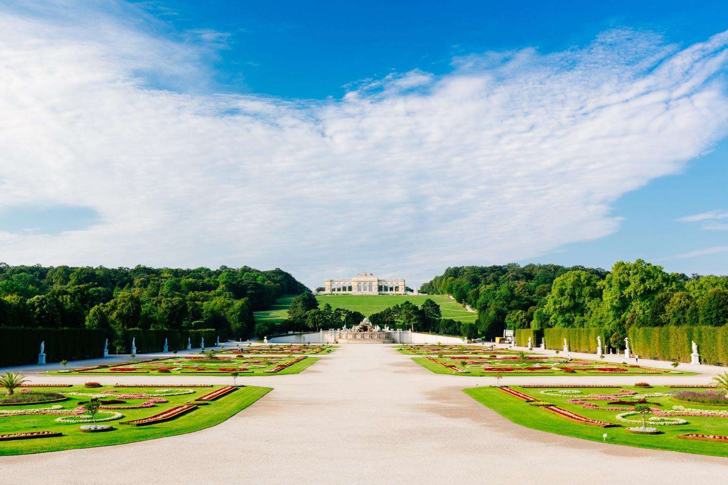 Castle and gardens with panoramic railway - Imagen 2
