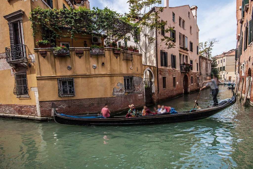 Paseo en góndola por los canales de Venecia - Imagen 2