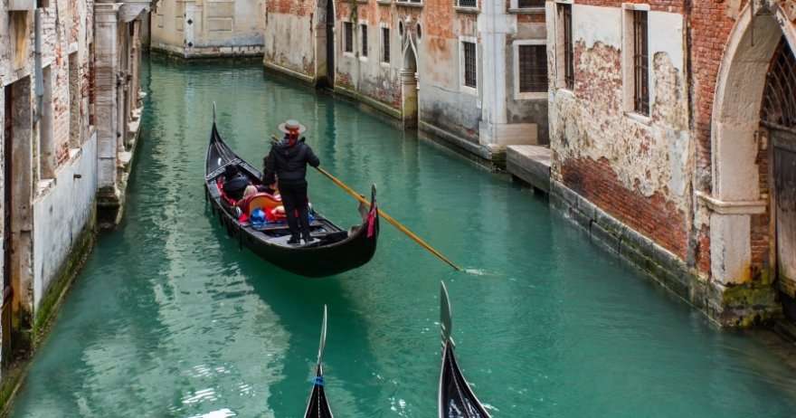 Paseo en góndola por los canales de Venecia - Imagen 3