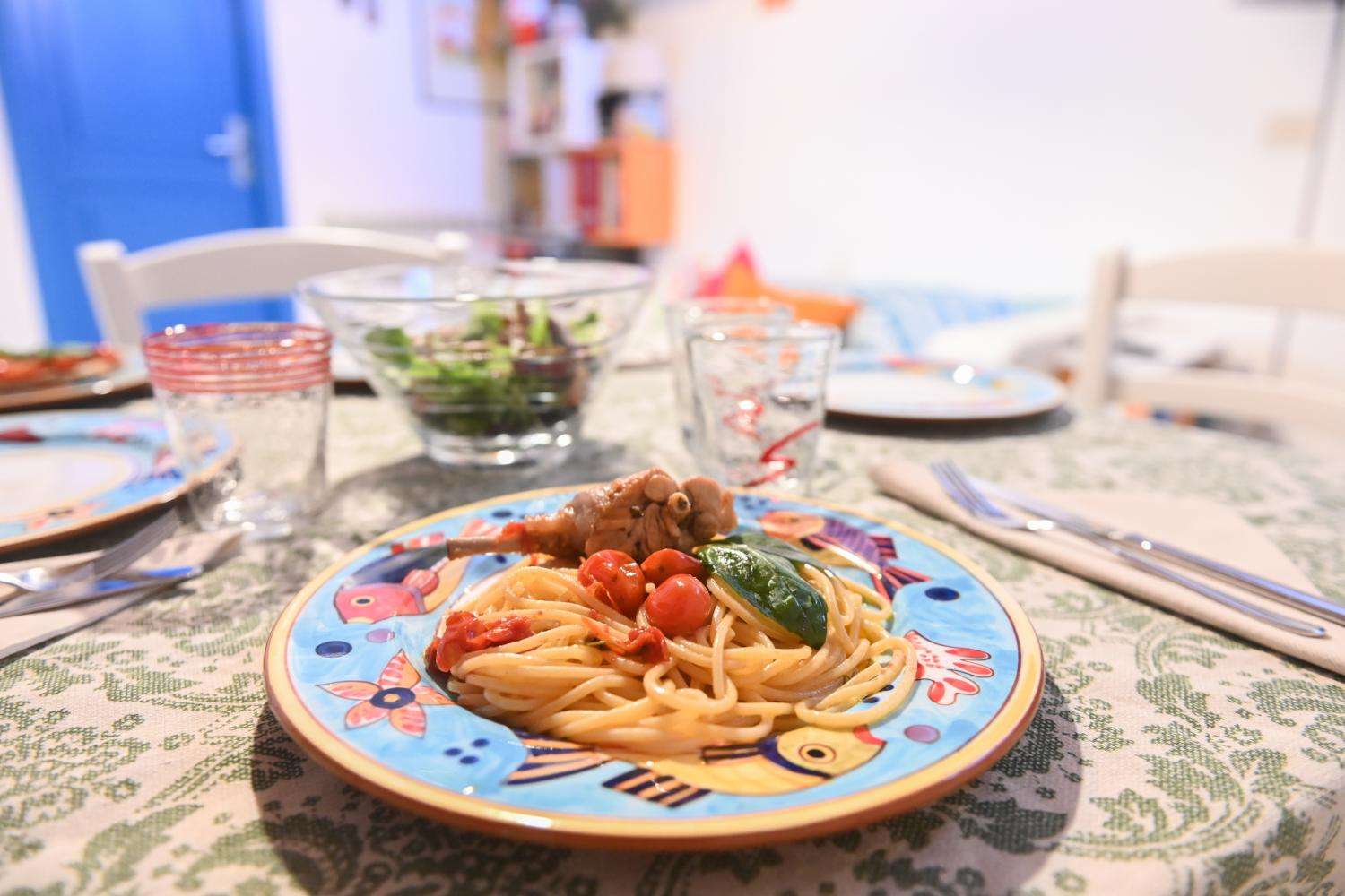 Pasta y tiramisú en casa local, Ischia - Imagen 2