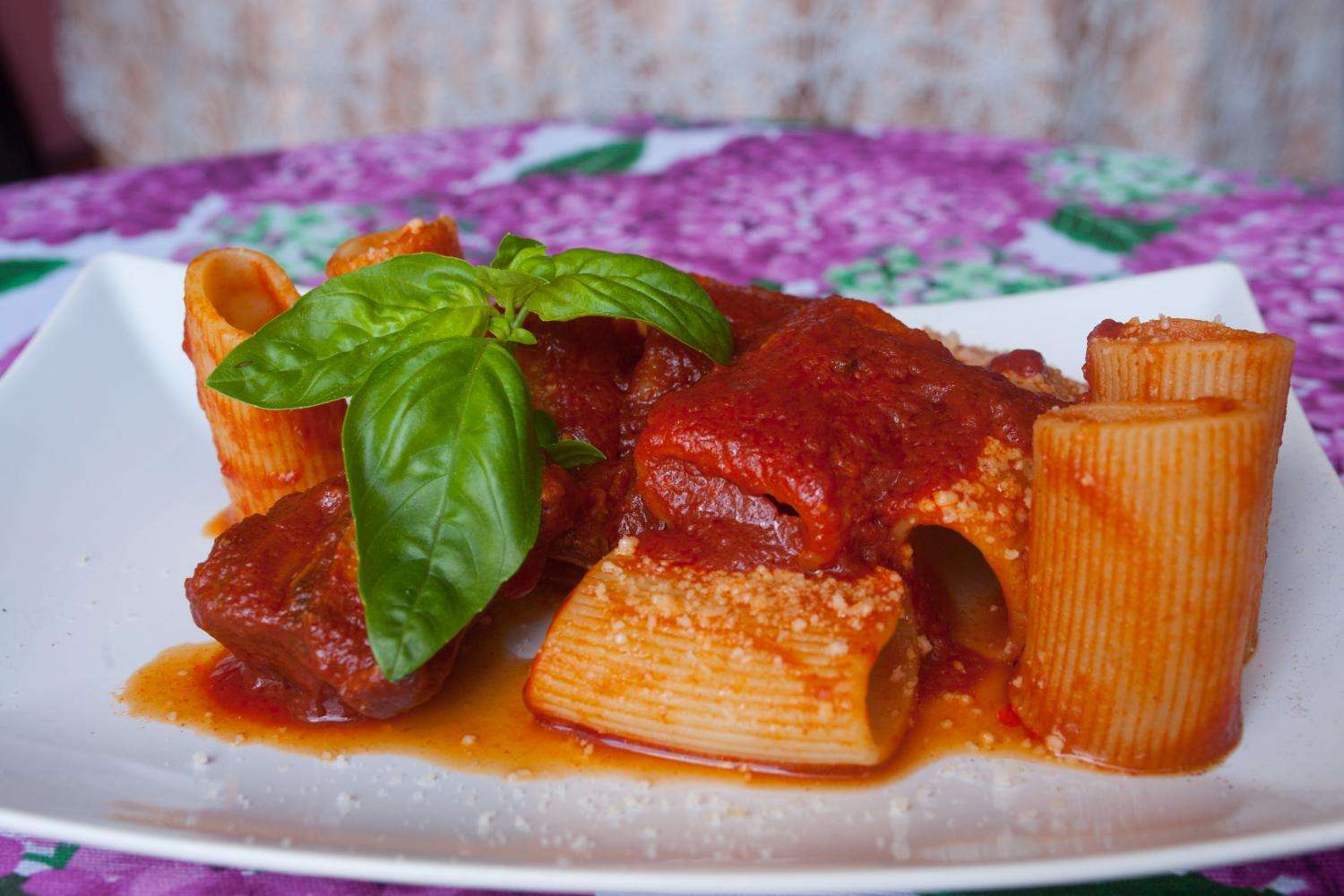 Pasta y tiramisú en casa local, Ischia - Imagen 3