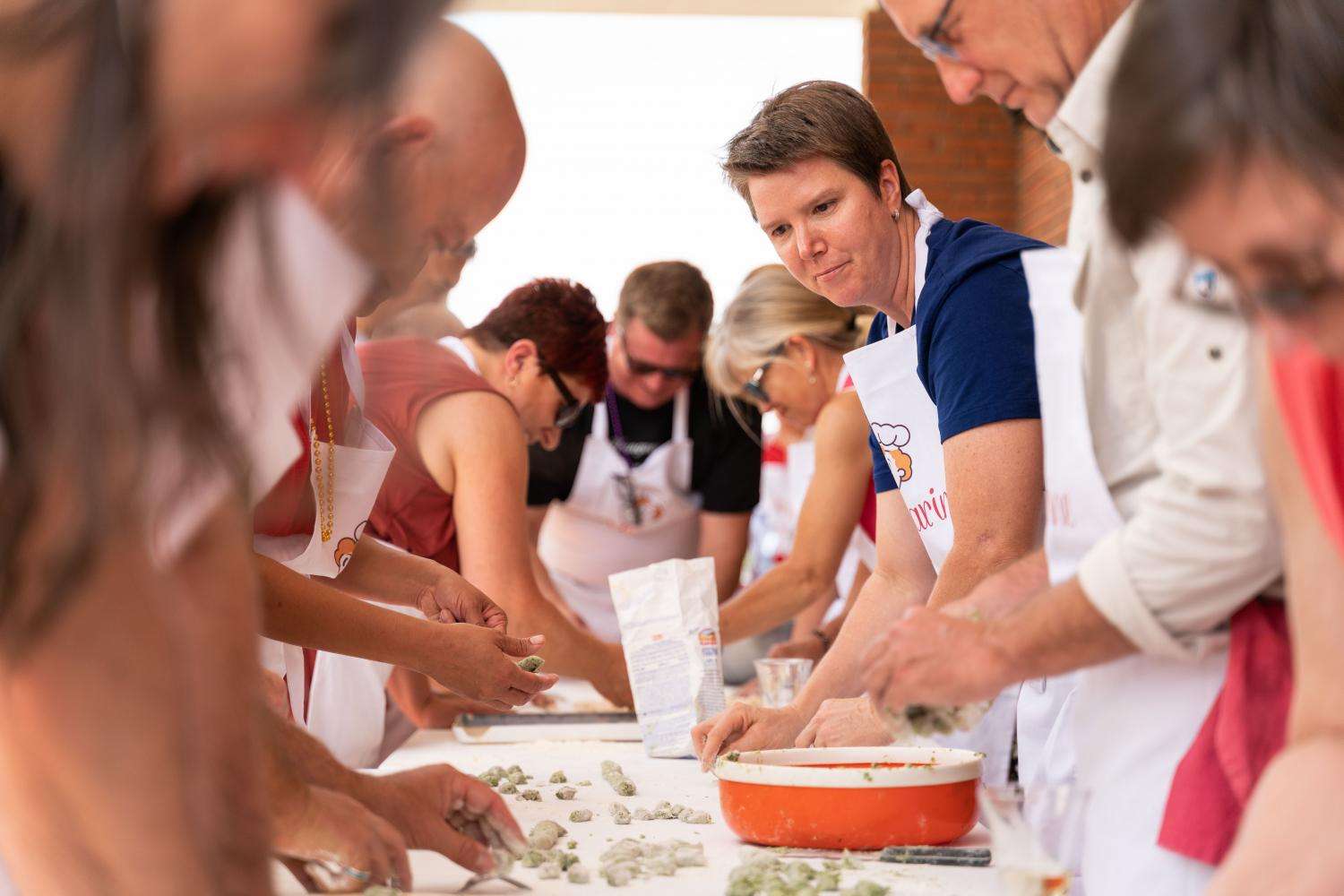 Small-Group Market Tour & Cooking Class - Imagen 3