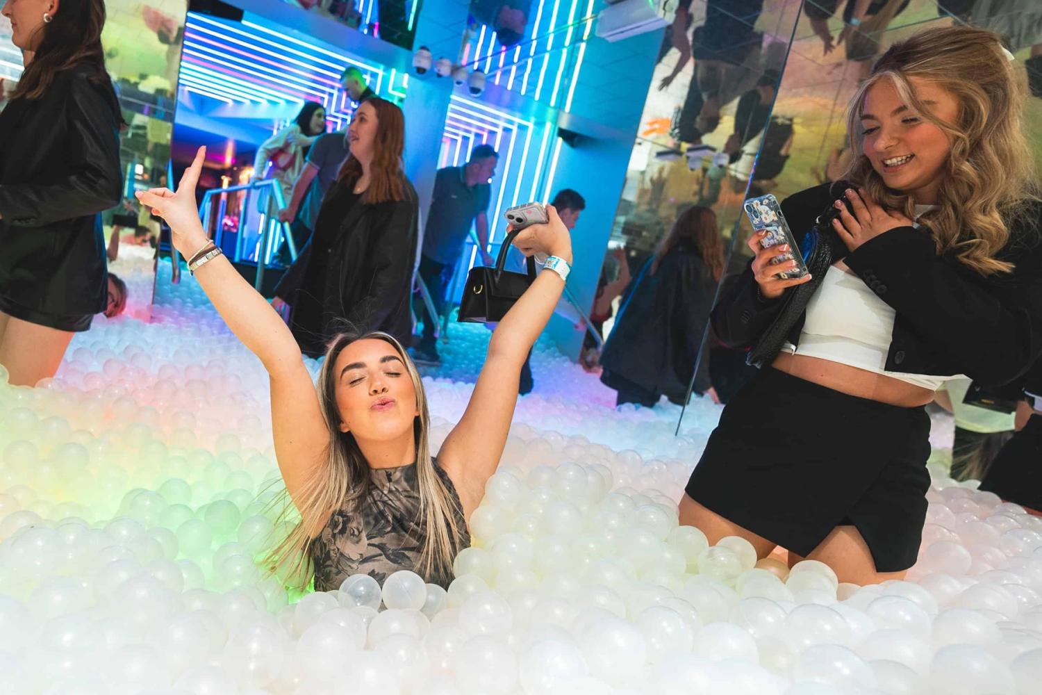 Ballie Ballerson Ball Pit and Cocktail Bar - Imagen 4