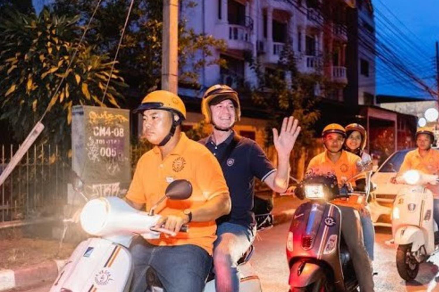 Paseo de noche local de Chiang Mai en Vespa - Imagen 2